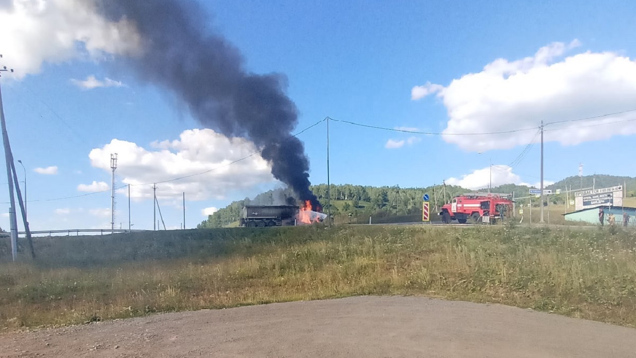 Бензовоз вспыхнул на трассе М5 в Челябинской области ВИДЕО