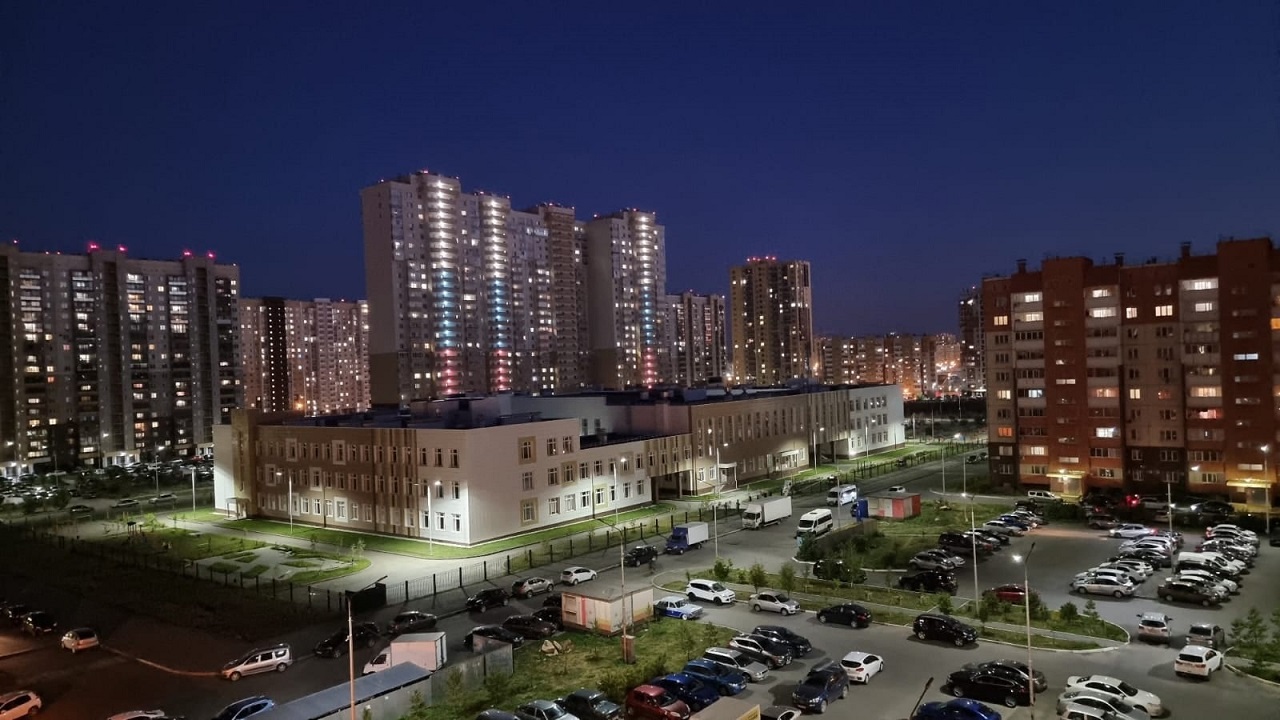 Многоэтажка в Челябинске засияла цветами российского флага Многоэтажка в Челябинске засияла цветами российского флага