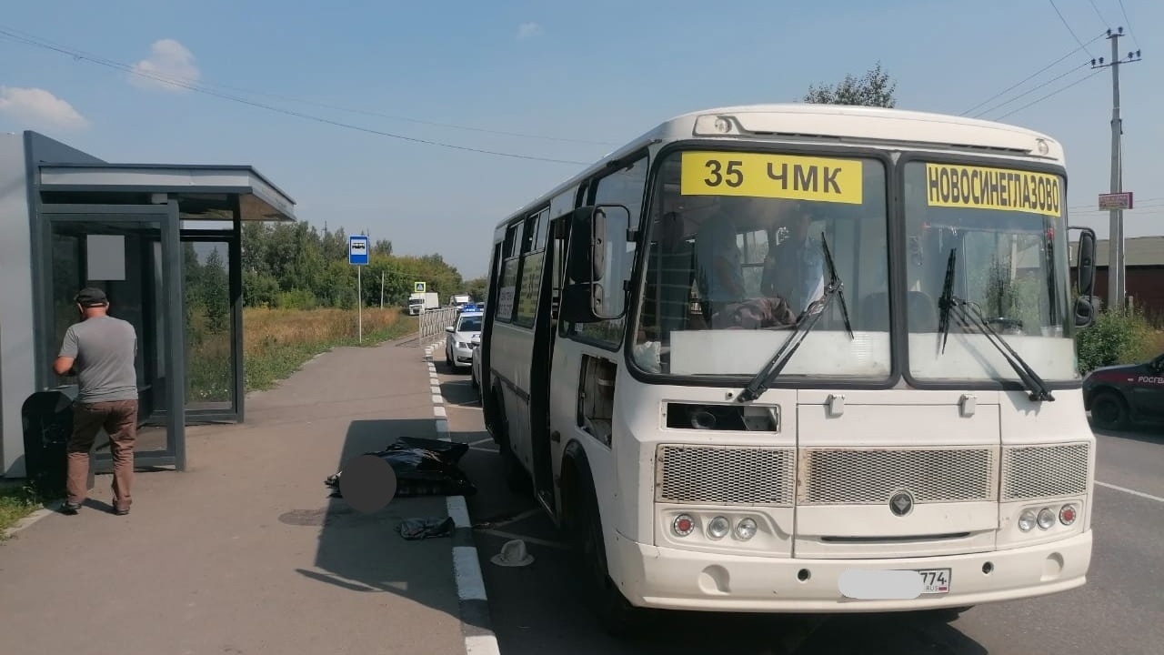 На остановке в Челябинске автобус насмерть сбил женщину