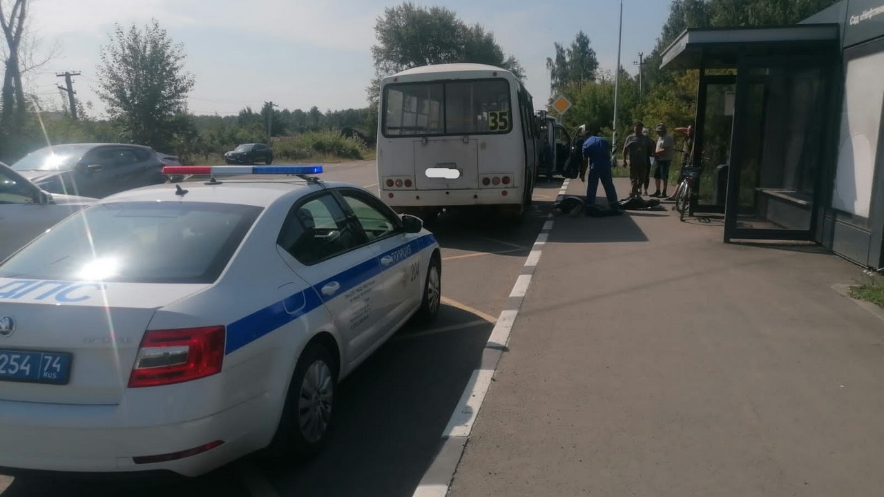 На остановке в Челябинске автобус насмерть сбил женщину На остановке в Челябинске автобус насмерть сбил женщину