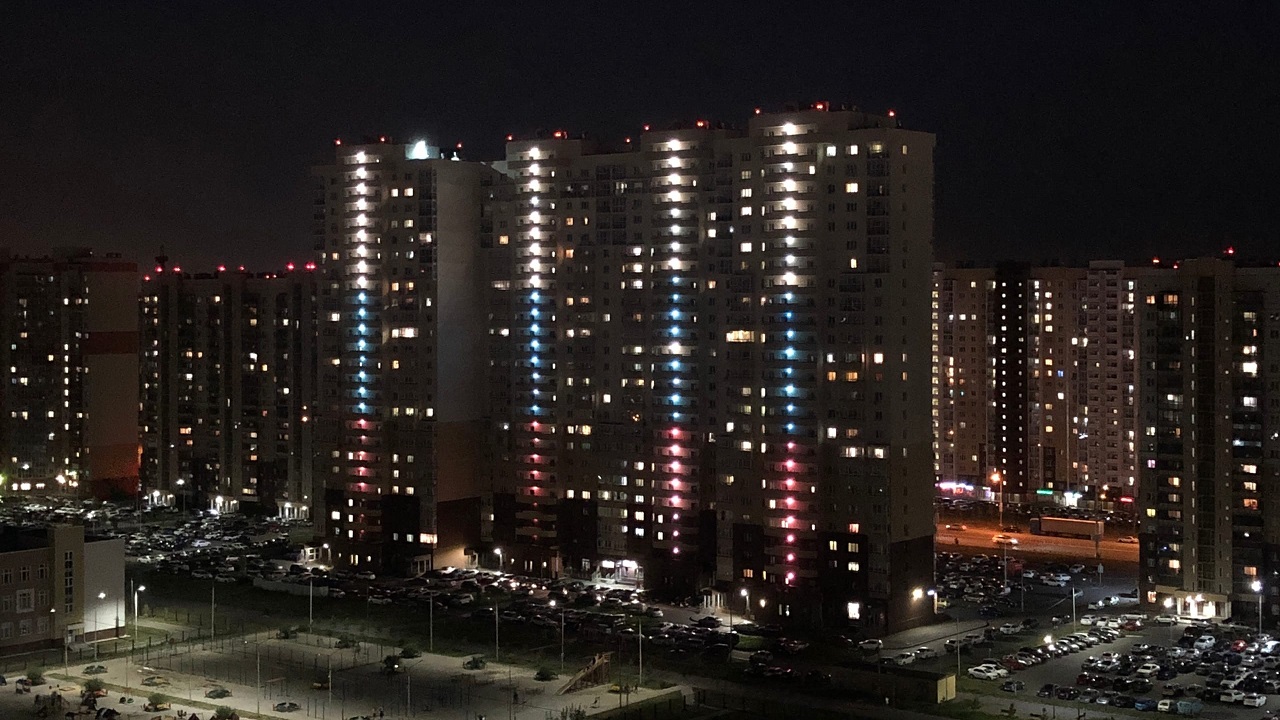 Многоэтажка в Челябинске засияла цветами российского флага