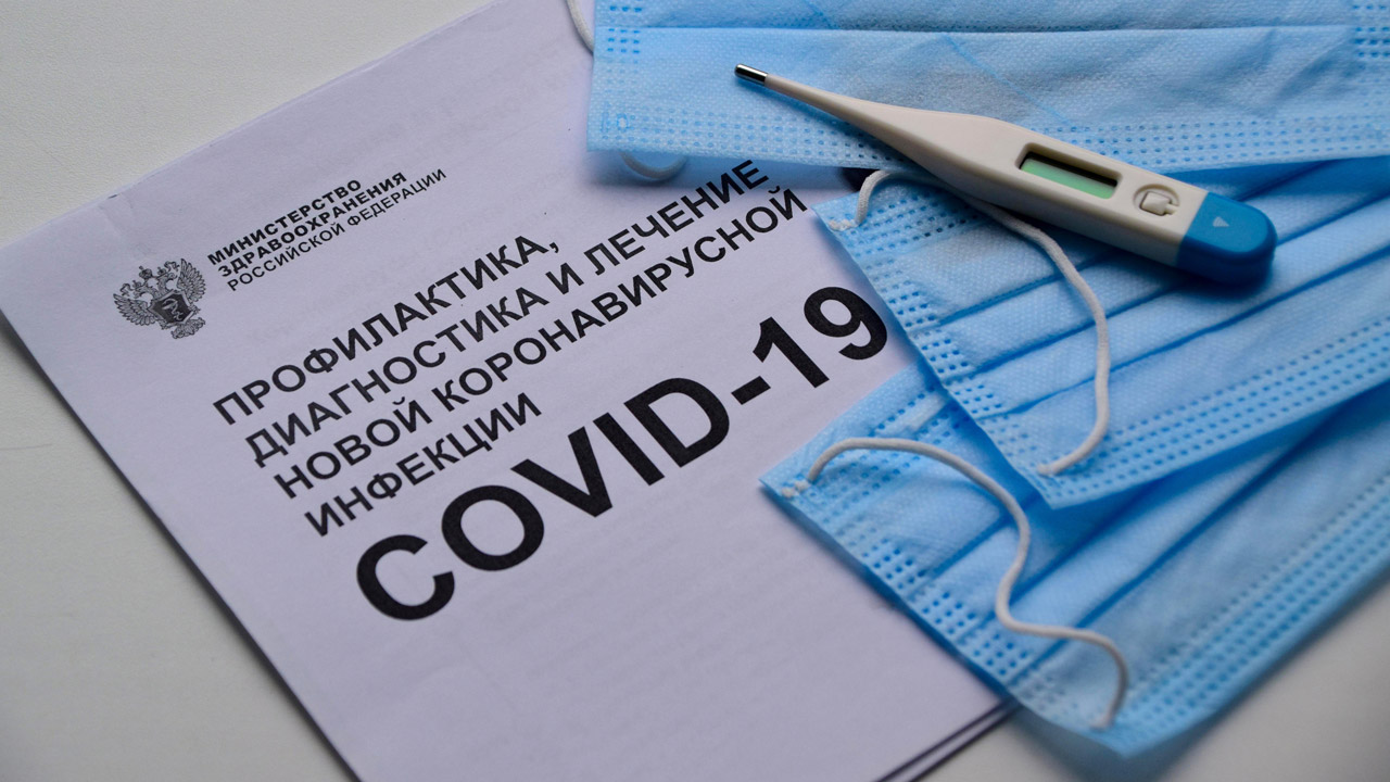 Жителям Челябинска ставят прививки от коронавируса на работе