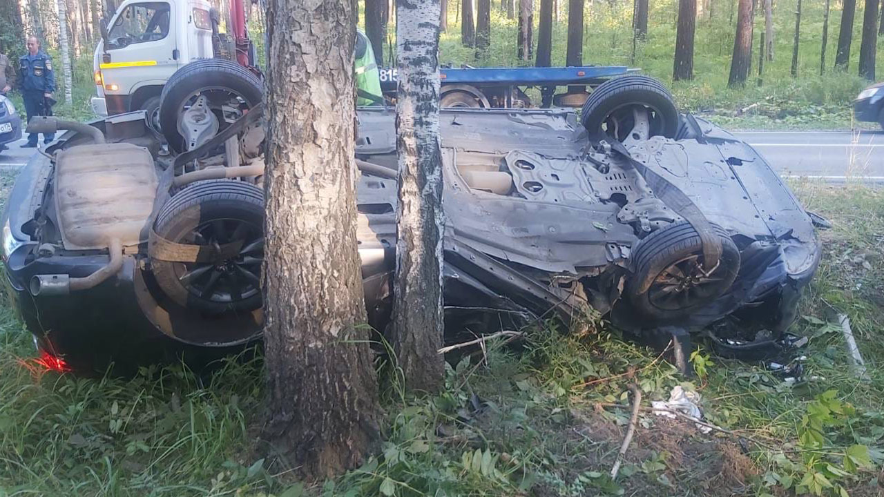 Иномарка врезалась в дерево и перевернулась в Челябинской области, есть погибший