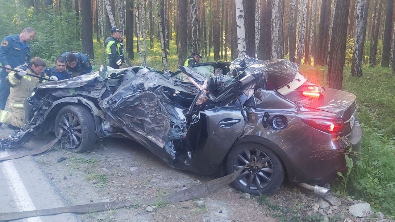 Иномарка врезалась в дерево и перевернулась в Челябинской области, есть погибший