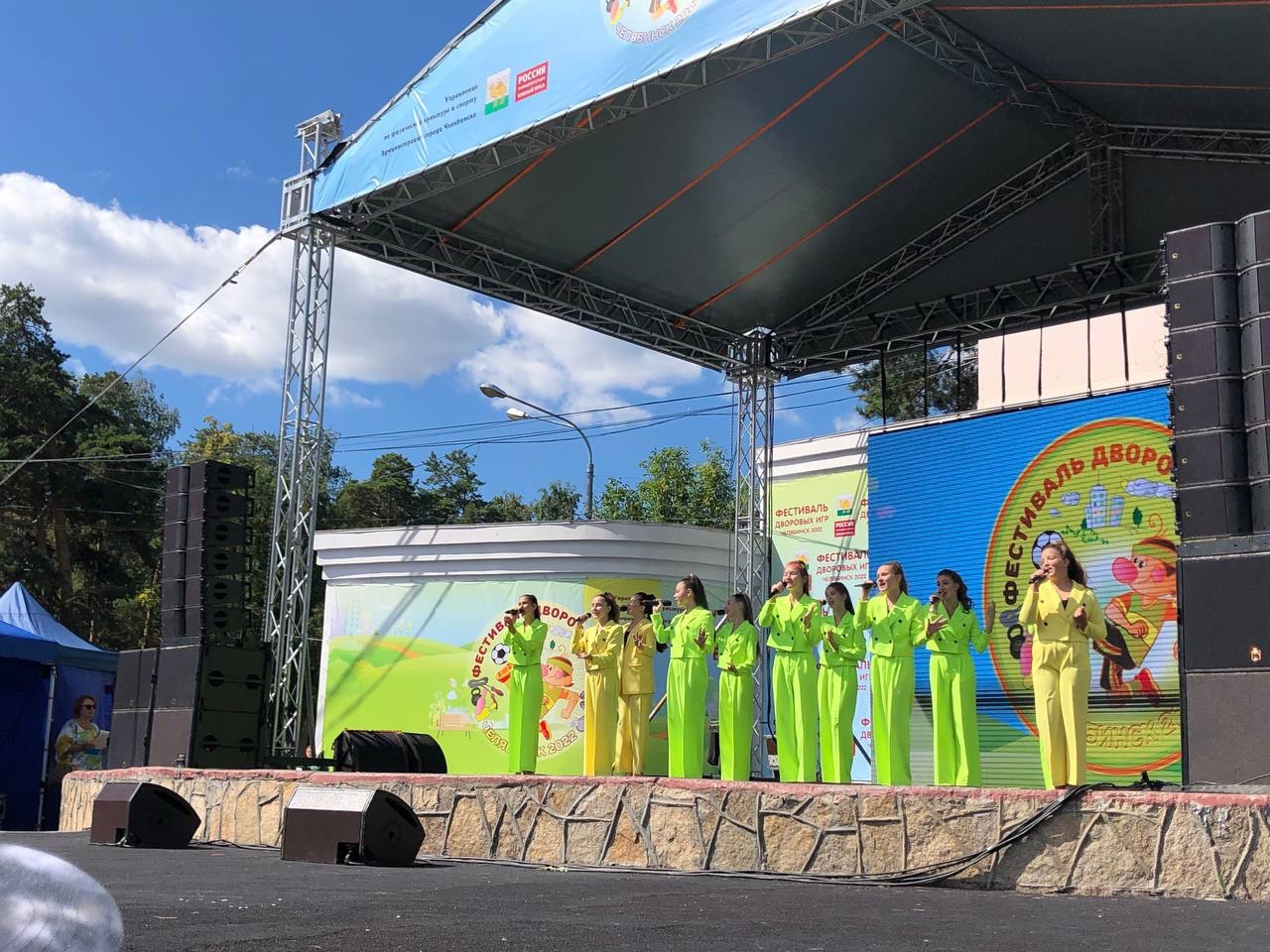 7 площадок и сотни участников: в Челябинске прошел первый фестиваль дворовых игр  