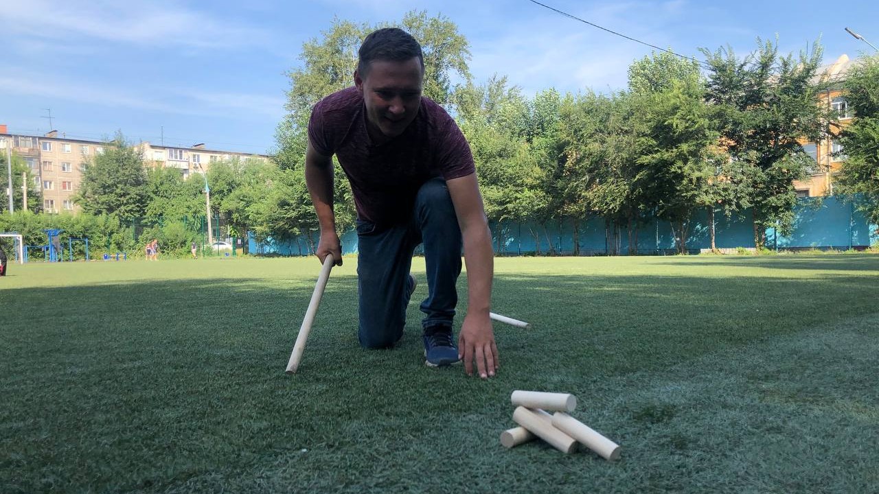 "Вышибалы" и "Городки": детей Челябинска обучают старым дворовым играм