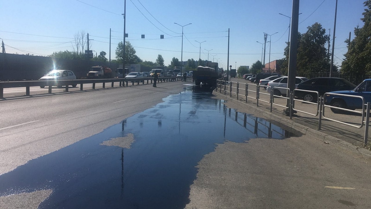 Бензин из КАМАЗа вылился на дорогу: серьезное ДТП в Челябинске ликвидируют спасатели