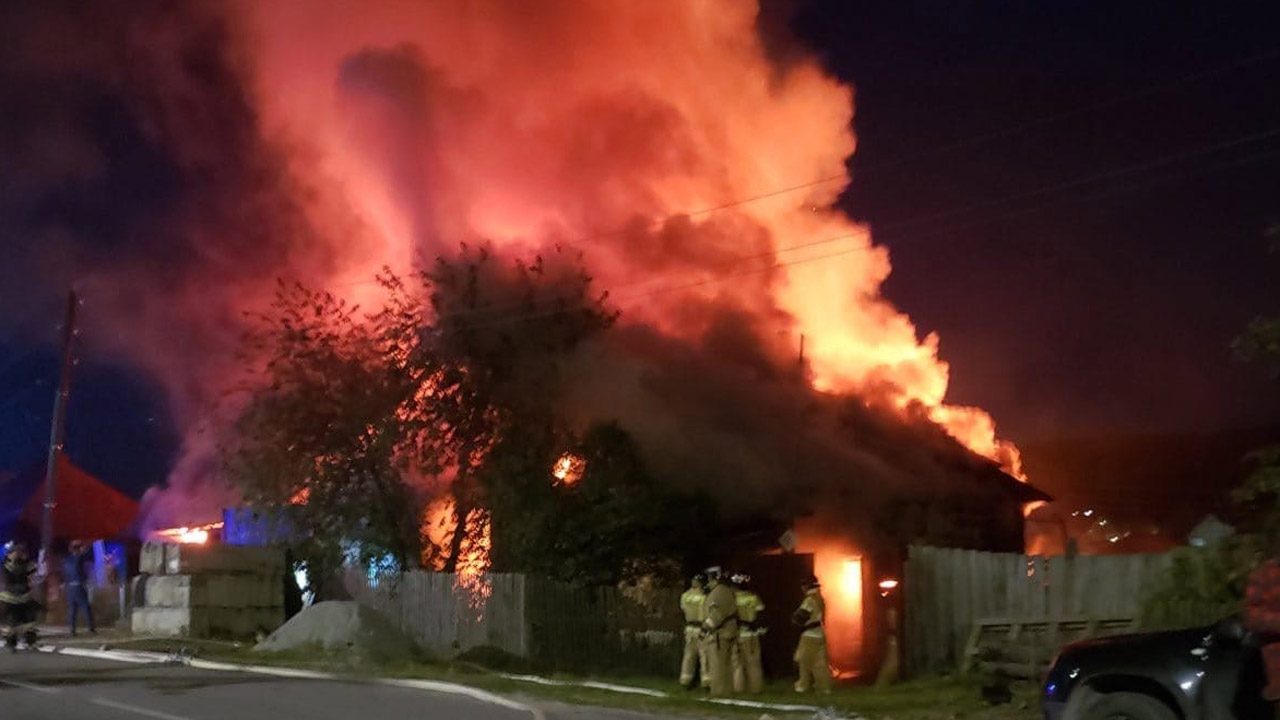 Два частных дома сгорели в поселке Челябинской области