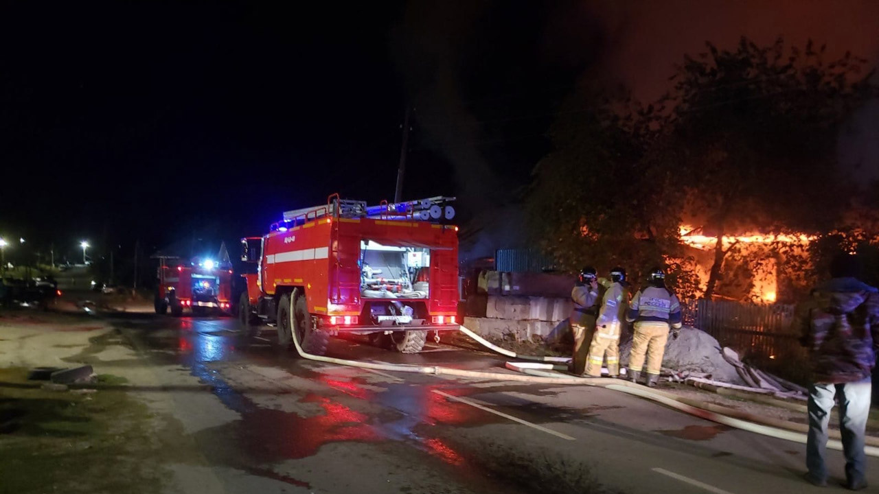 Два частных дома сгорели в поселке Челябинской области