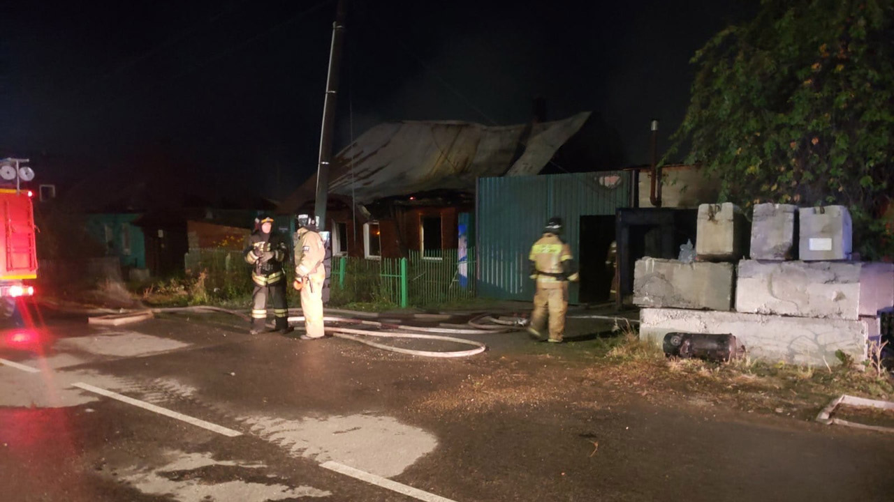 Два частных дома сгорели в поселке Челябинской области