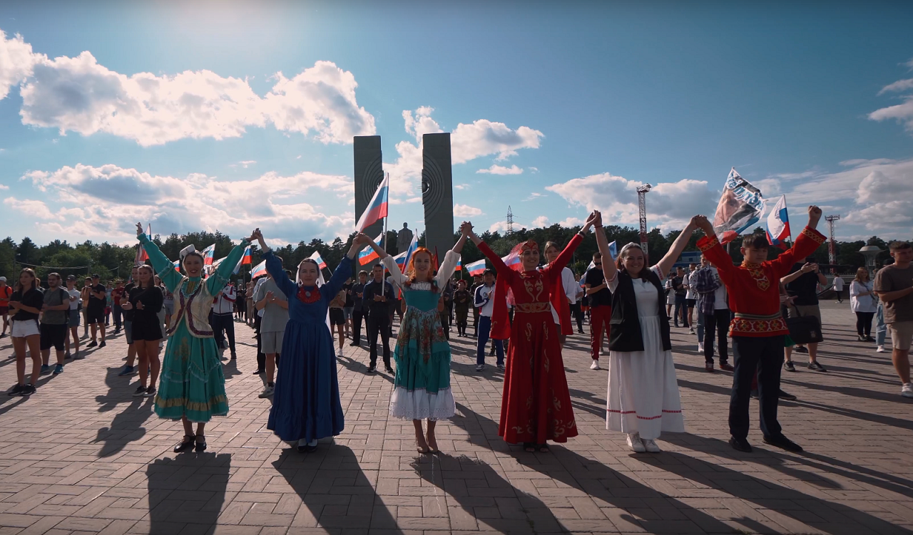 Жители Челябинска присоединились к патриотической акции "Мы вместе!"