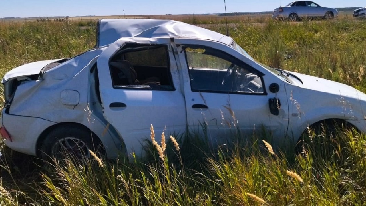 Автомобиль улетел в поле на трассе в Челябинской области, есть жертва
