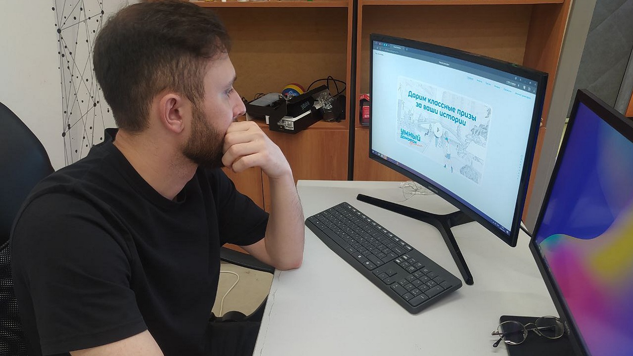 Героев необычных видео с камер домофона ищут в Челябинской области