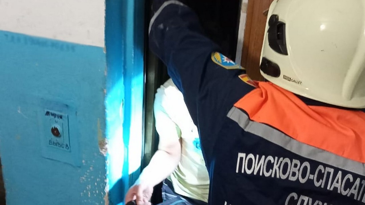 В Челябинской области семья с двумя детьми застряла ночью в лифте