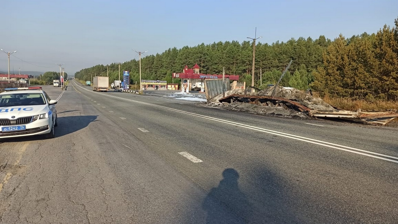 Лопнуло колесо: на трассе в Челябинской области сгорел прицеп грузовика
