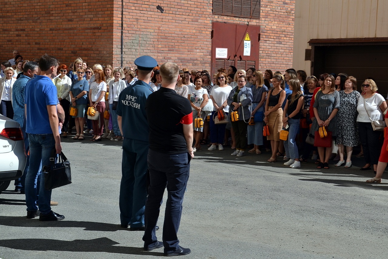 Из здания Пенсионного фонда России в Челябинске эвакуировали людей Из здания Пенсионного фонда России в Челябинске эвакуировали людей