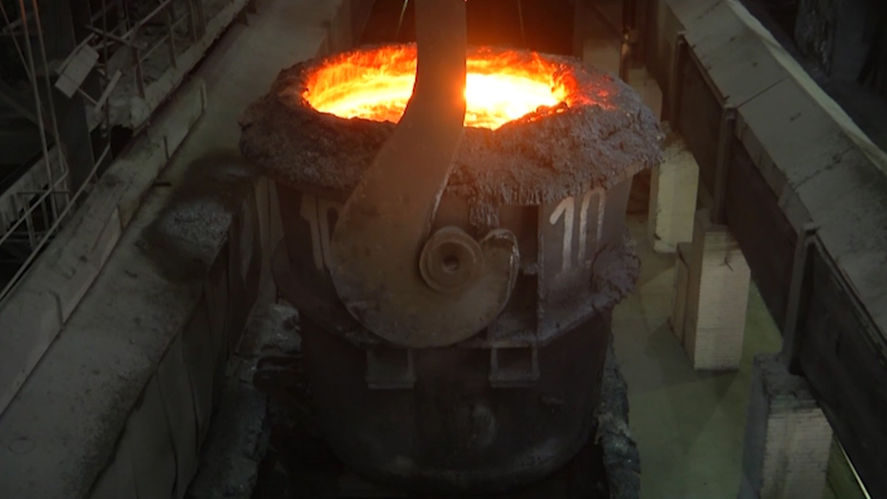 Как металлург в Челябинской области работает с температурой в 1500 градусов Как металлург в Челябинской области работает с температурой в 1500 градусов