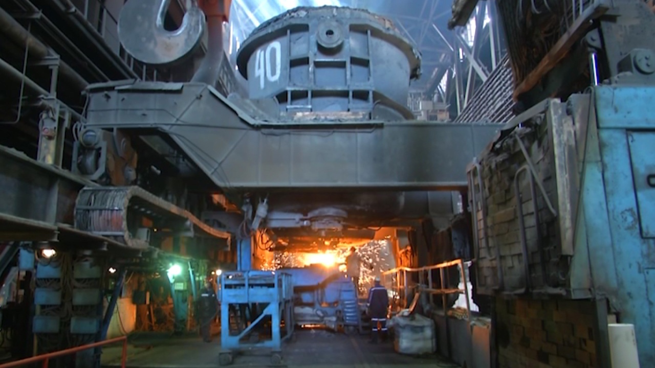 Как металлург в Челябинской области работает с температурой в 1500 градусов Как металлург в Челябинской области работает с температурой в 1500 градусов