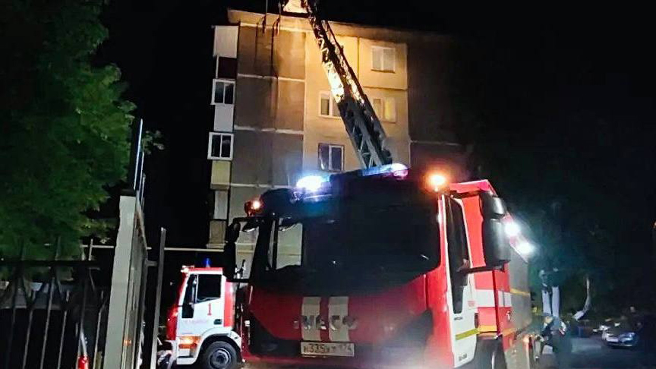 Жителей дома эвакуировали из-за горящего баллона с газом в Челябинске Жителей дома эвакуировали из-за горящего баллона с газом в Челябинске