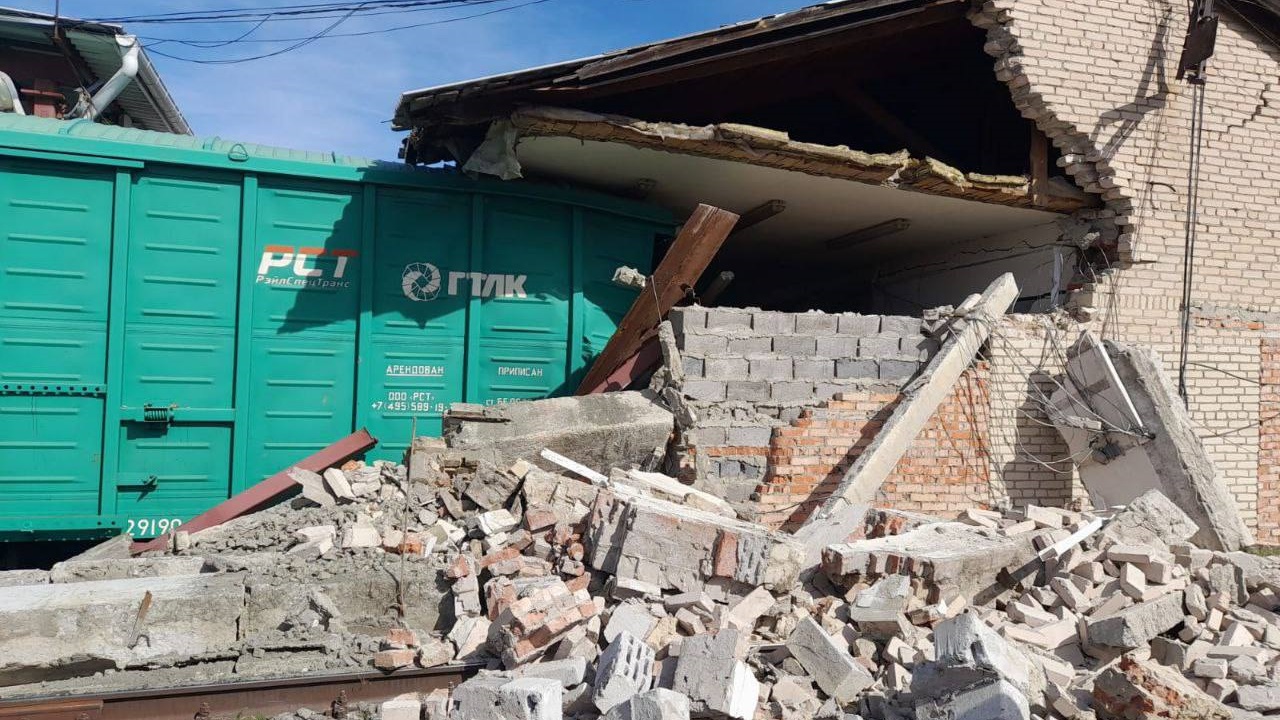 Врезался в здание: в Челябинской области с рельсов сошел вагон с крупой