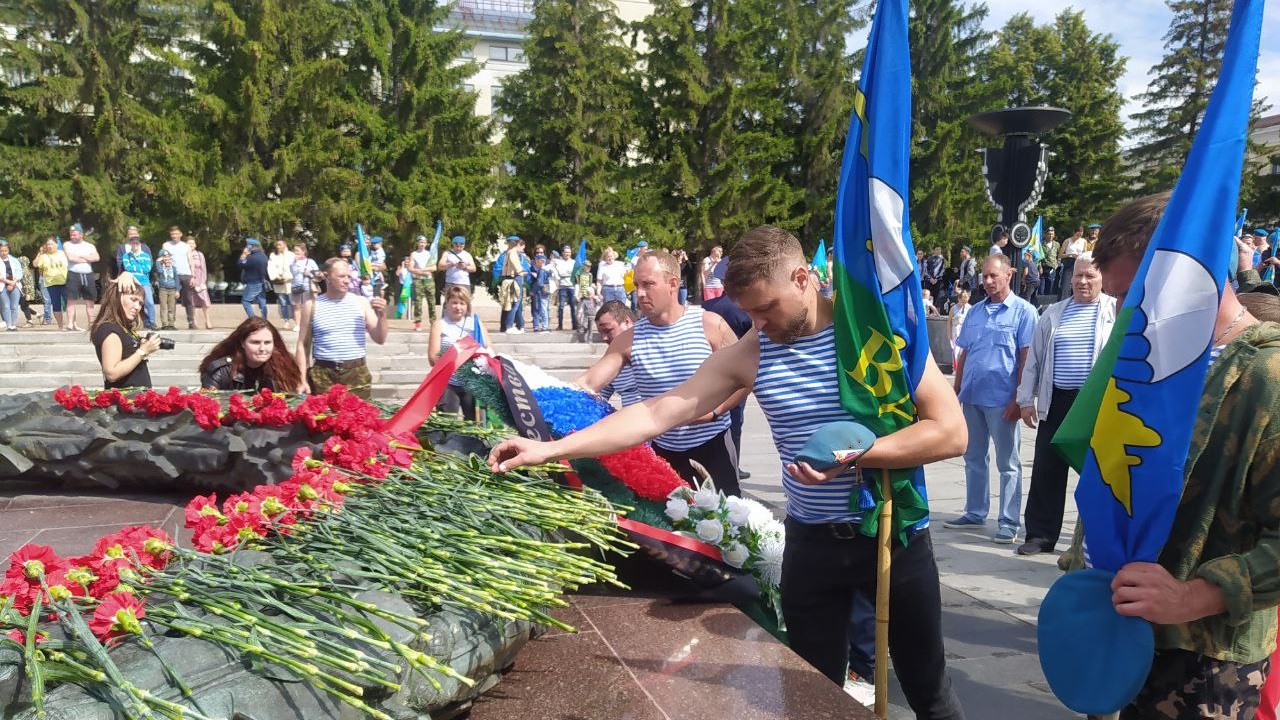 Автопробег и марафоны песен: как прошел день ВДВ в Челябинске
