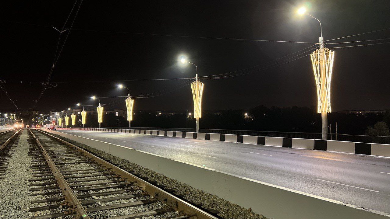 Мосты в Челябинске засияют: праздничную подсветку монтируют ко Дню города