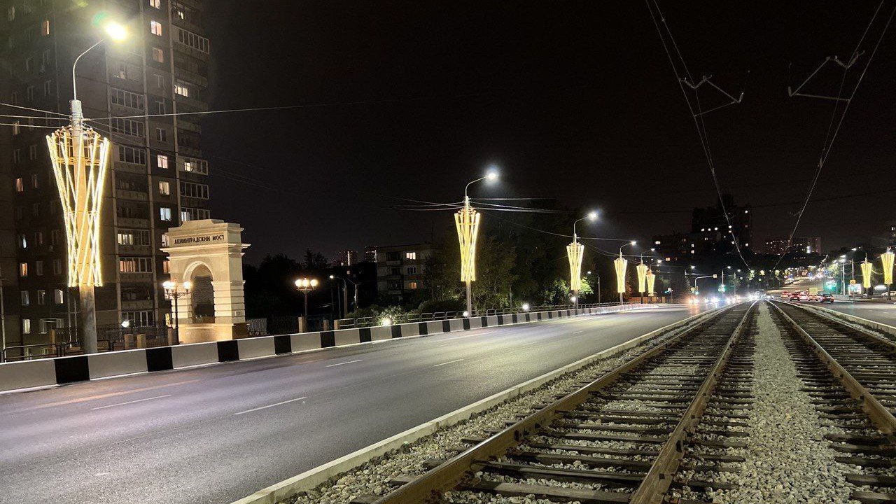Мосты в Челябинске засияют: праздничную подсветку монтируют ко Дню города