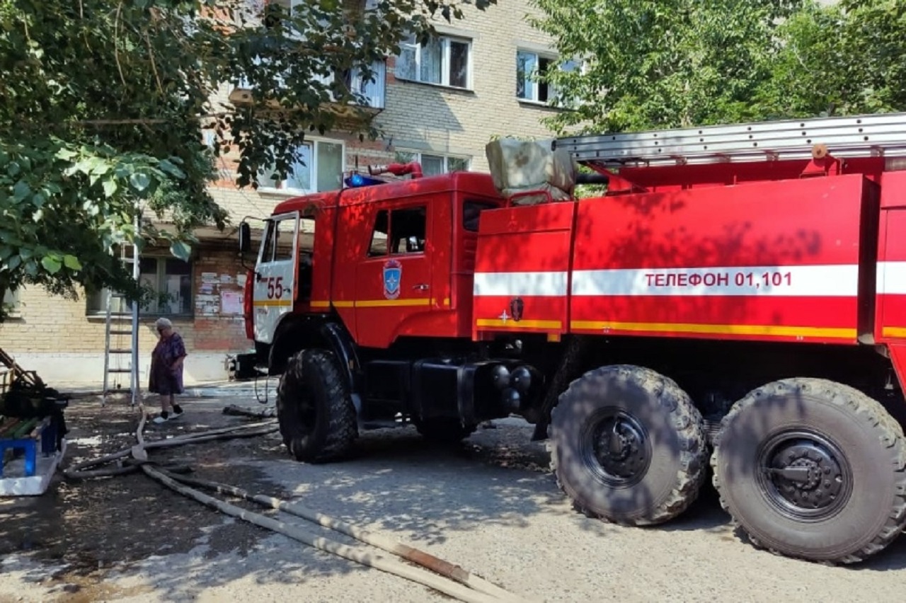 Из-за пожара в жилом доме в Челябинской области эвакуировали 16 человек