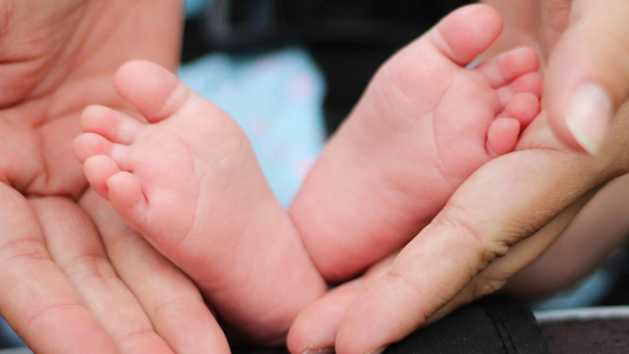 Брошенному на теплотрассе в Челябинске младенцу нашли новую семью 
