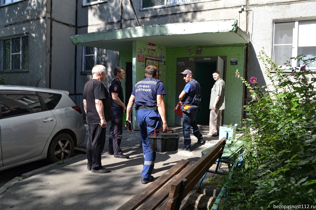Не могла встать 2 дня: в Челябинске спасли женщину в запертой квартире