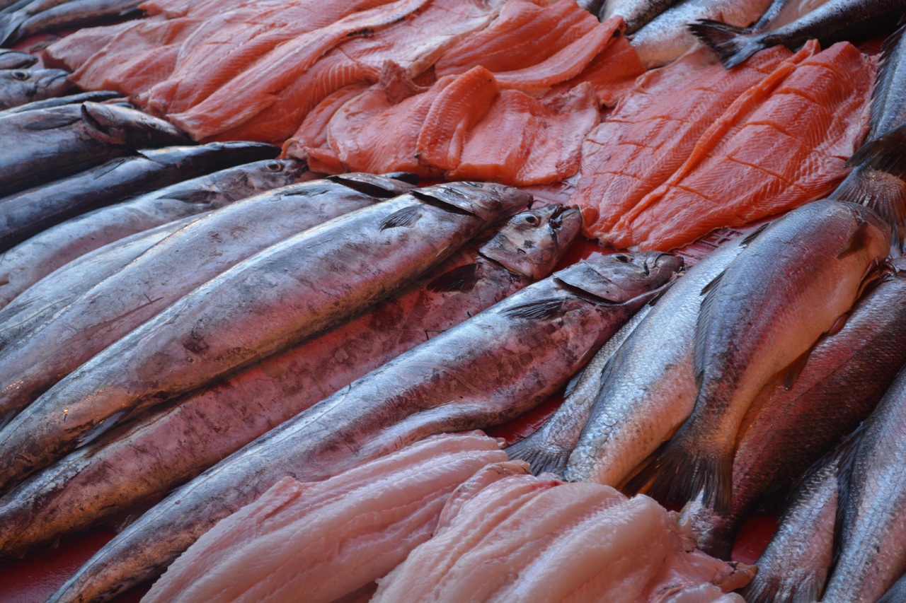 В Челябинской области изъяли 5 партий опасной рыбы и морепродуктов