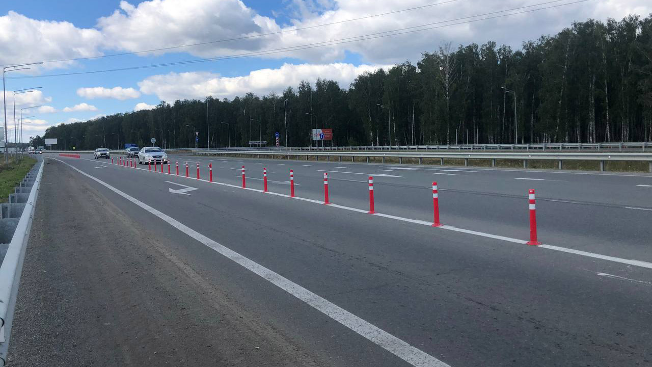 Что изменилось на трассе под Челябинском, где поставили столбики на проезжей части Что изменилось на трассе под Челябинском, где поставили столбики на проезжей части