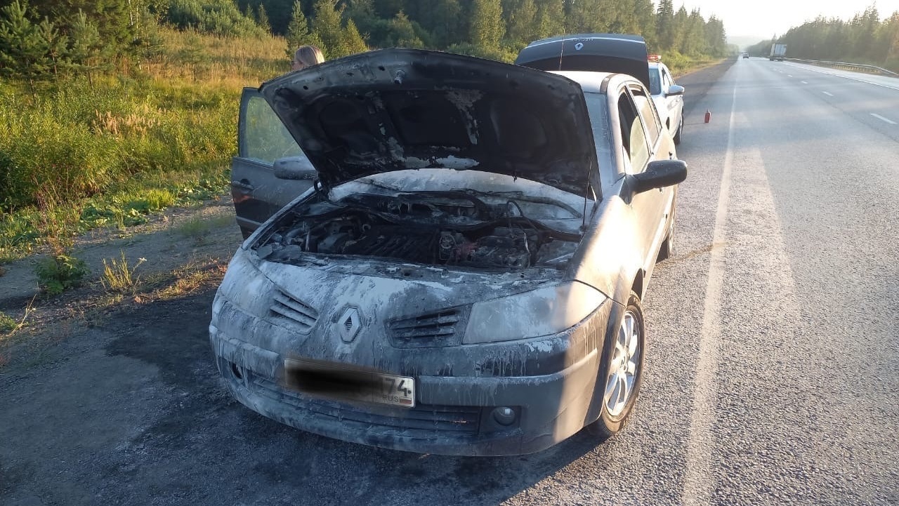 Автомобиль с двумя детьми загорелся на трассе в Челябинской области
