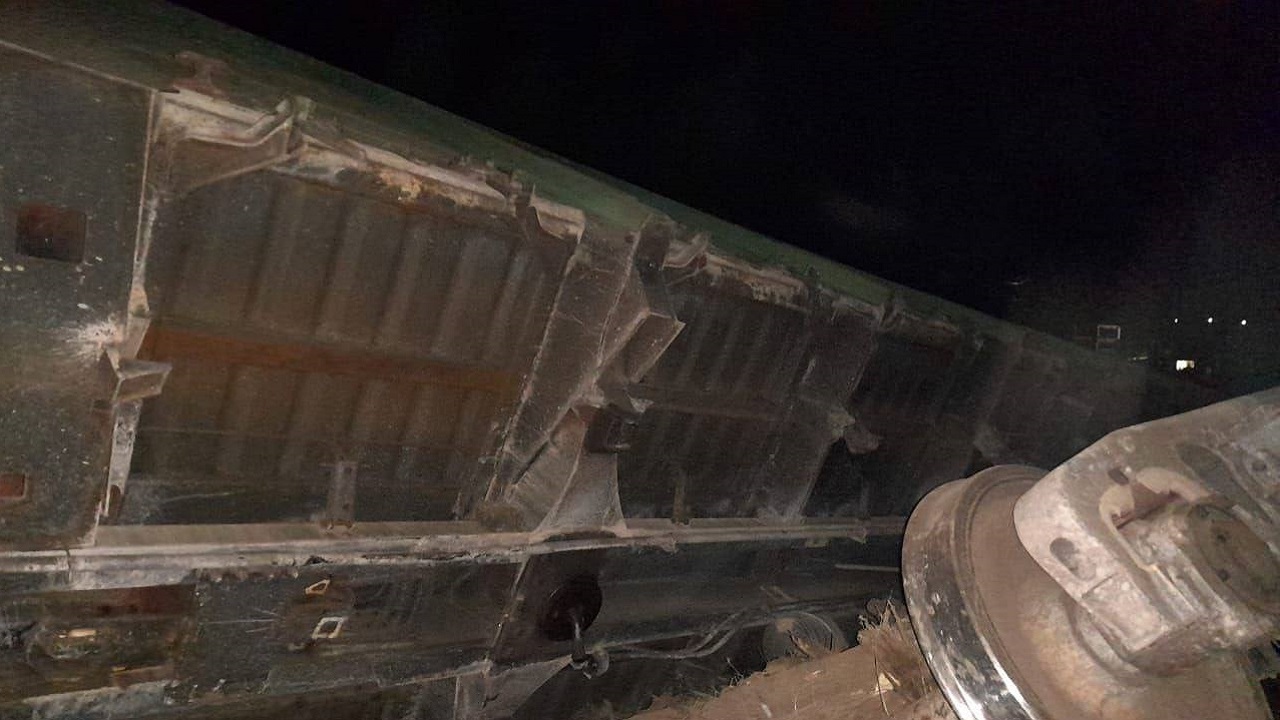 Восемь грузовых вагонов сошли с рельсов в Челябинской области