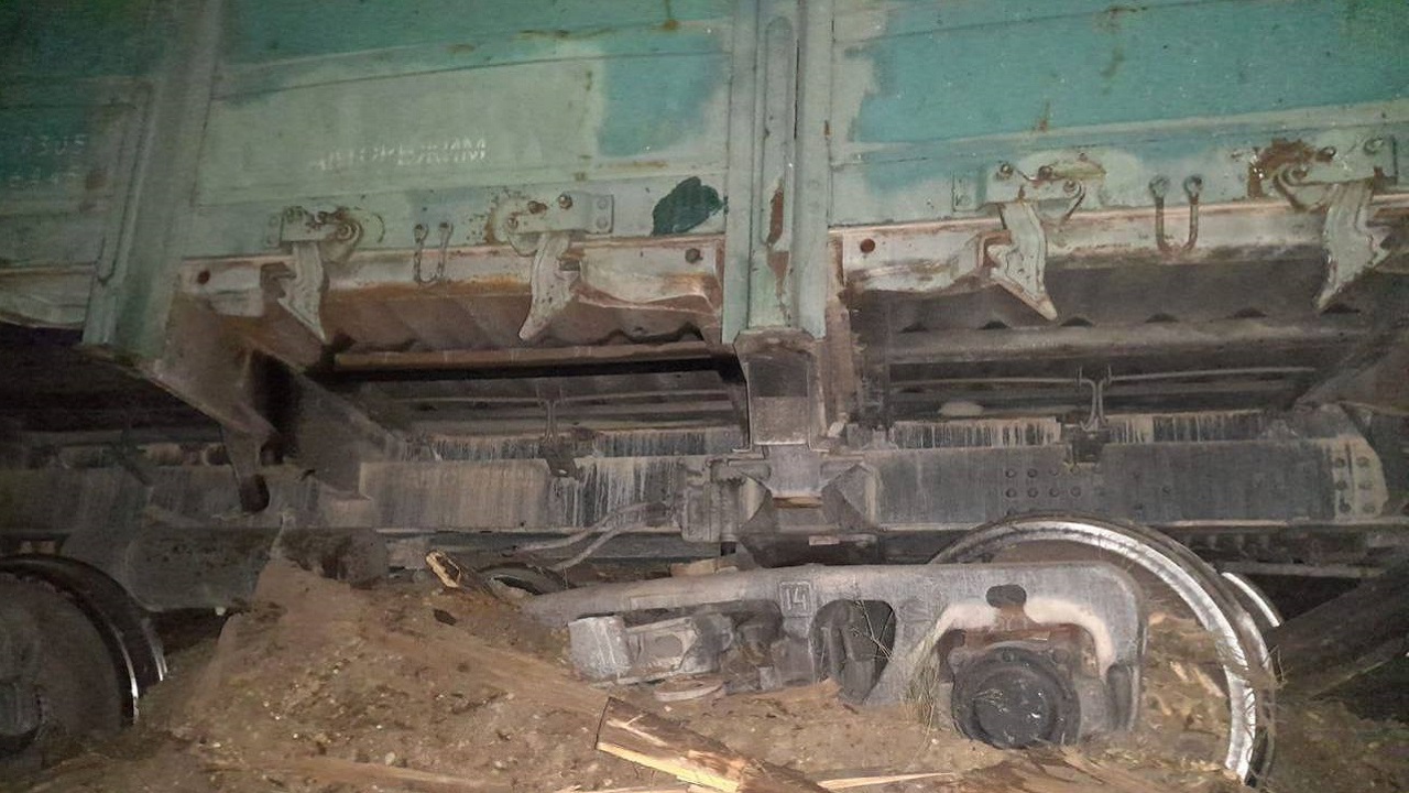 Восемь грузовых вагонов сошли с рельсов в Челябинской области