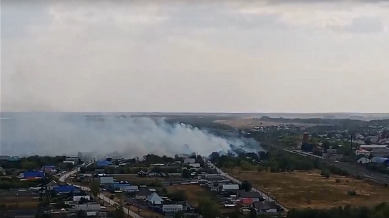 Природный пожар в Челябинской области перекинулся на жилые дома