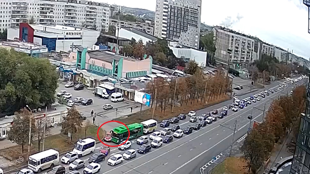 Автобус с пассажирами врезался в легковушку в Челябинске ВИДЕО