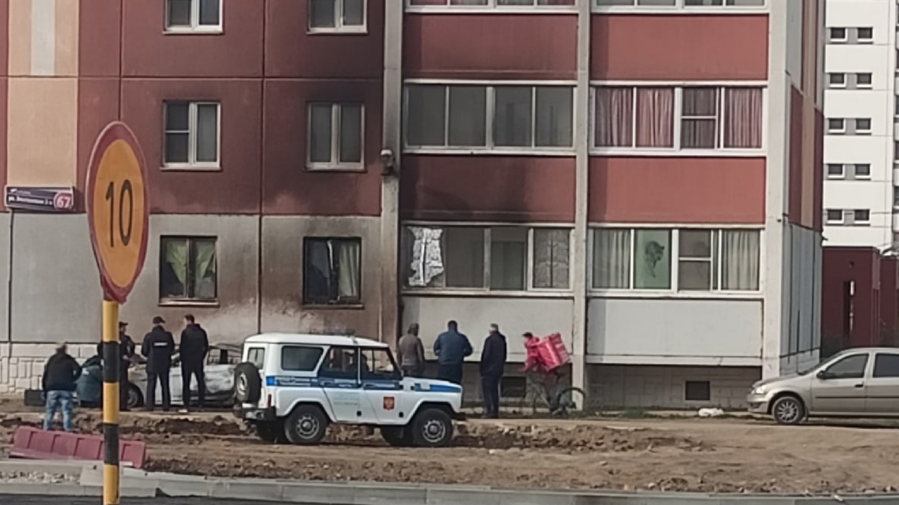 В Челябинске возле многоэтажки дотла сгорел автомобиль