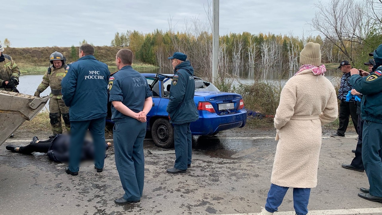 Засосало в болото: под Челябинском 2 человека утонули в автомобиле