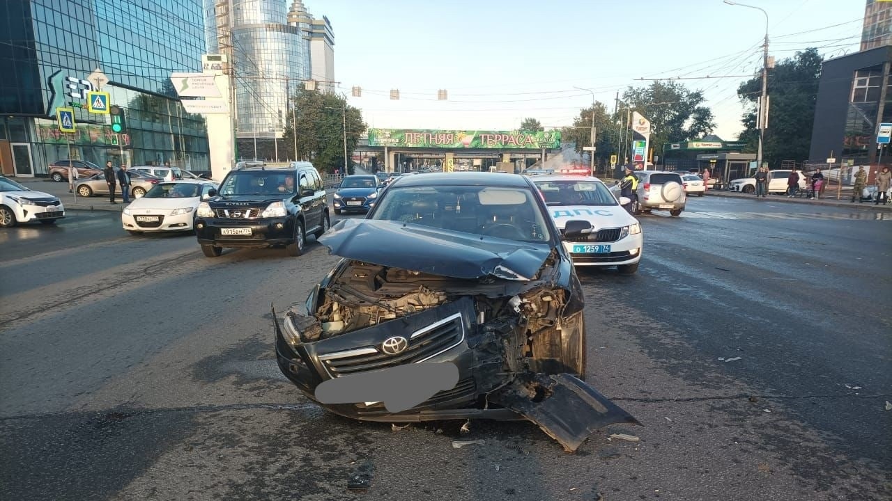 В Челябинске произошло массовое ДТП, в котором пострадал человек