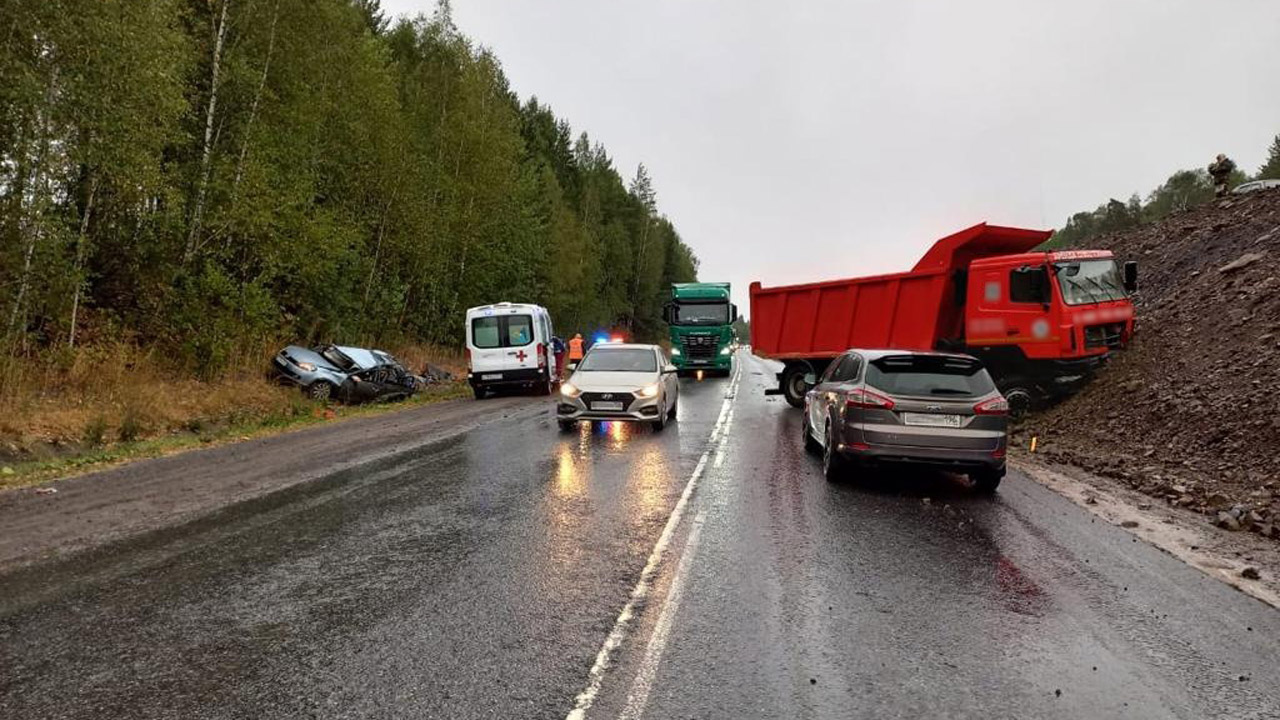 Водитель легковушки погиб в ДТП с самосвалом на трассе М5