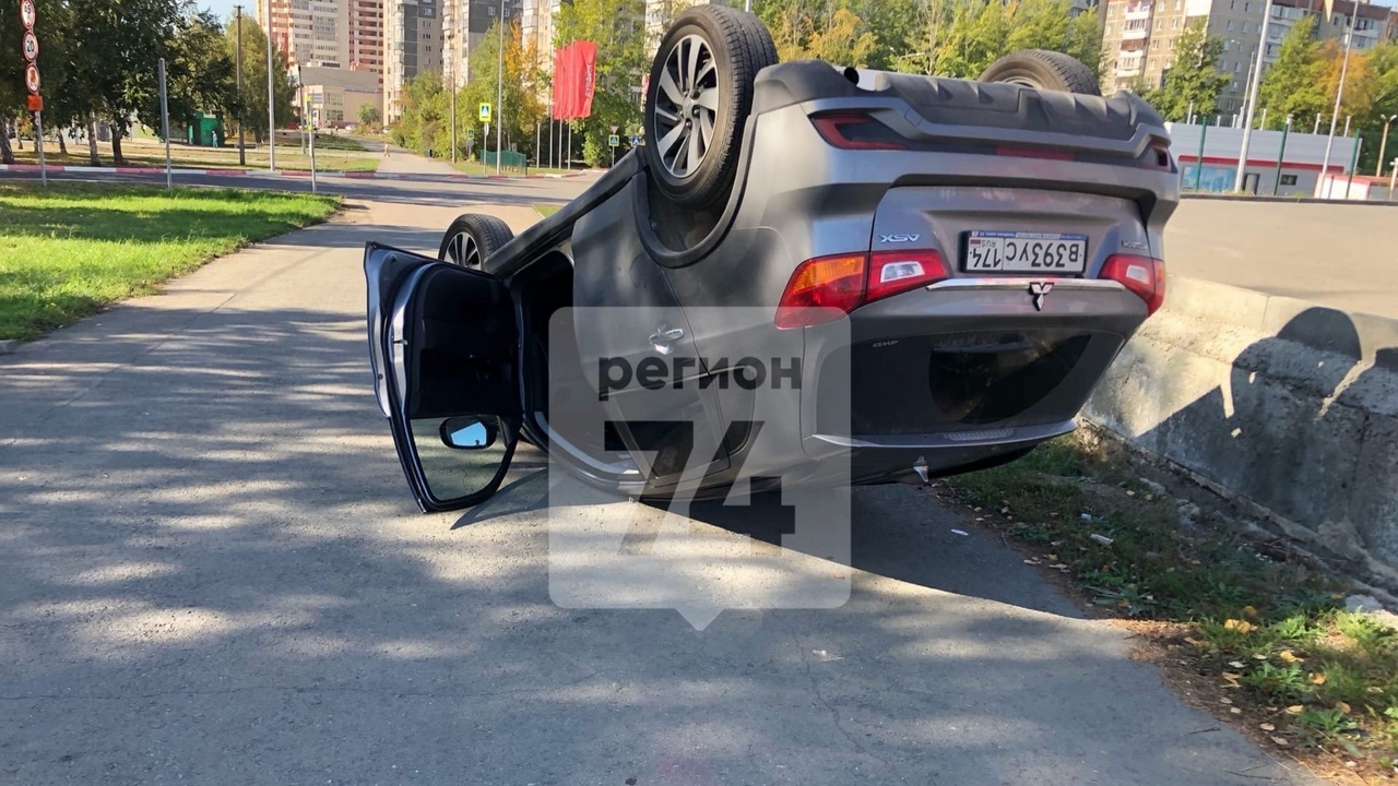 В Челябинске перевернулся автомобиль с пенсионеркой и ребенком в салоне
