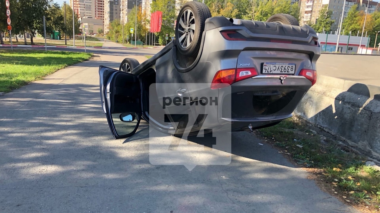В Челябинске перевернулся автомобиль с пенсионеркой и ребенком в салоне В Челябинске перевернулся автомобиль с пенсионеркой и ребенком в салоне
