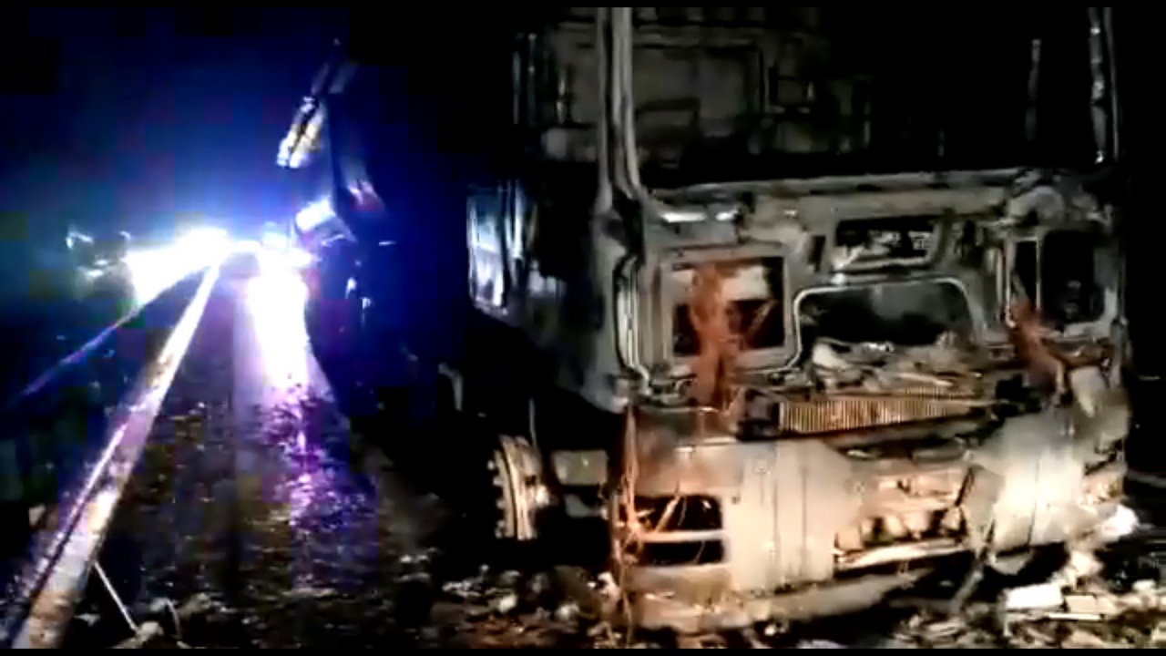 Многотонный грузовик загорелся на ходу в Челябинской области