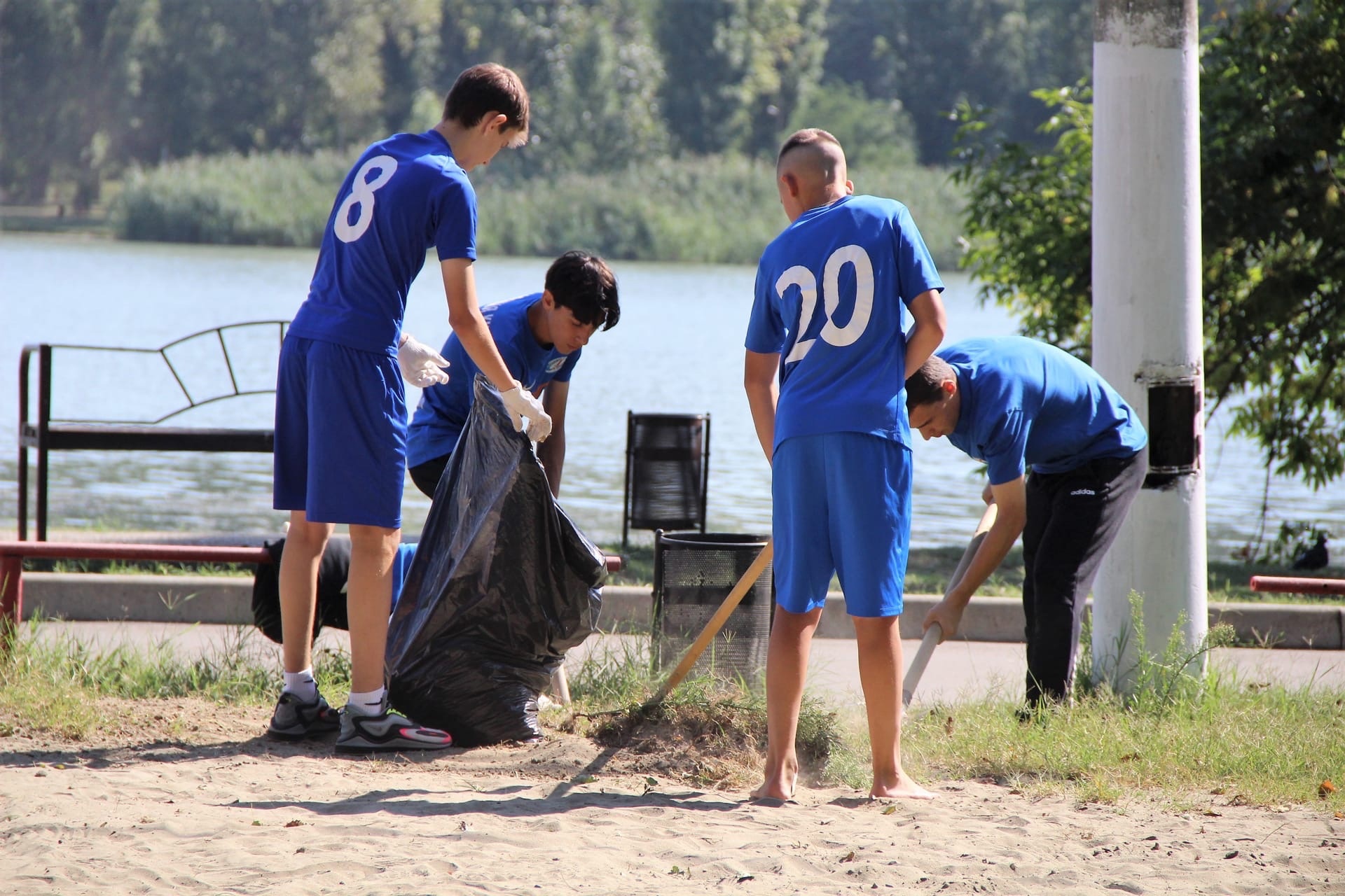 Команда юных футболистов из Челябинска вышла на субботник в зоопарк 