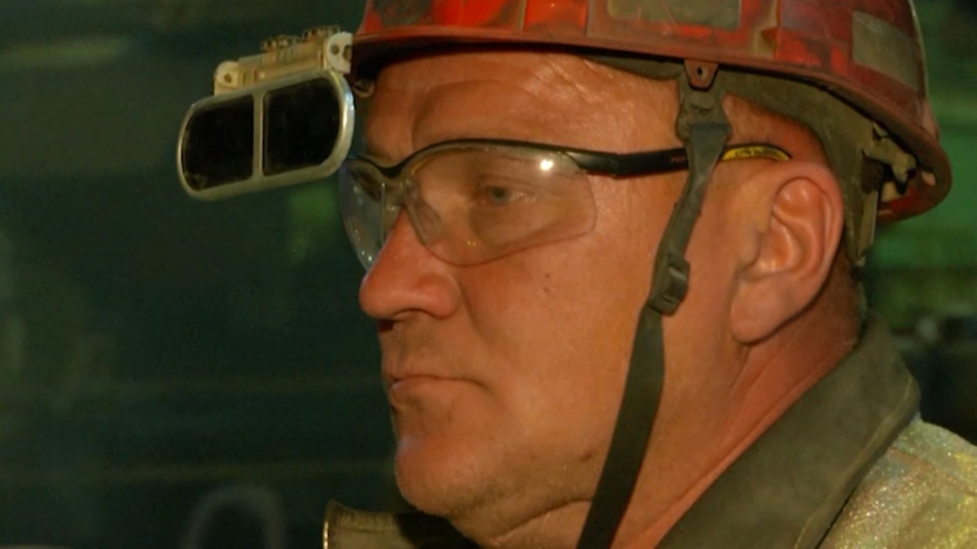 Искры летят: на Урале разливщик стали с 30-летним стажем рассказал о работе