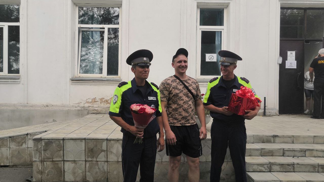 В Челябинске полицейские спасли женщину, которая чуть не родила в машине В Челябинске полицейские спасли женщину, которая чуть не родила в машине