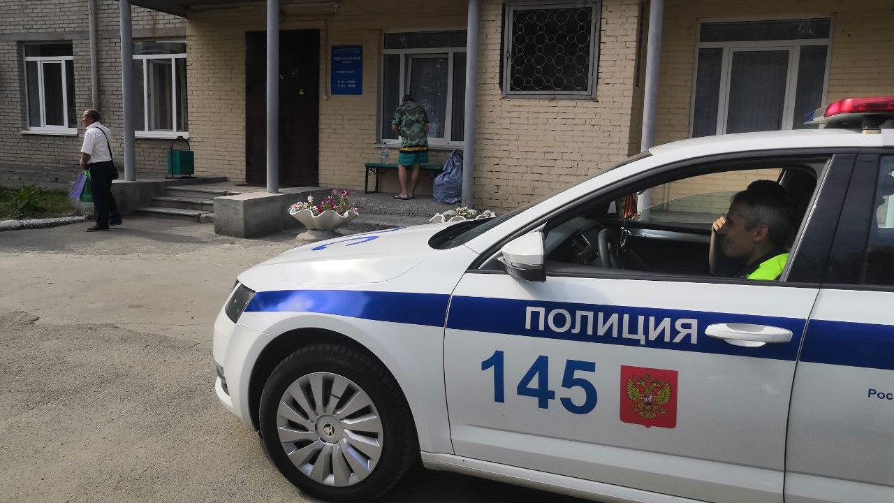 В Челябинске полицейские спасли женщину, которая чуть не родила в машине