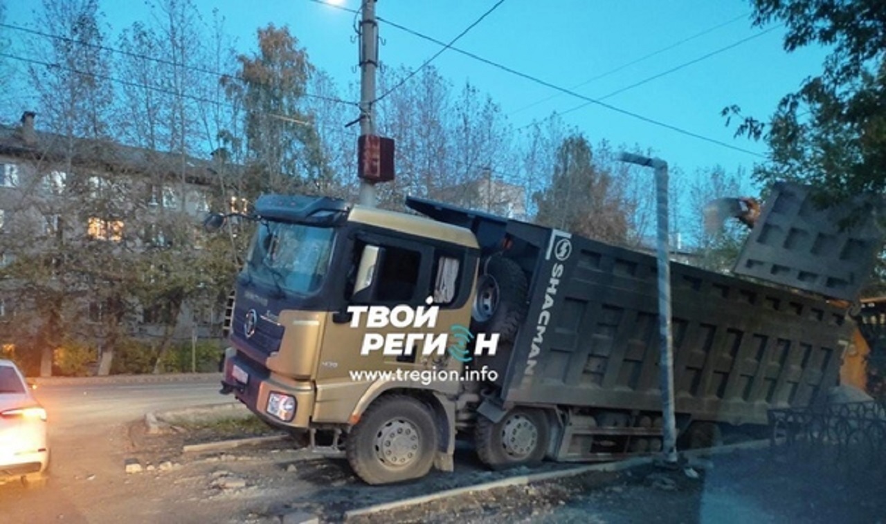 Грузовик провалился под землю в Челябинской области