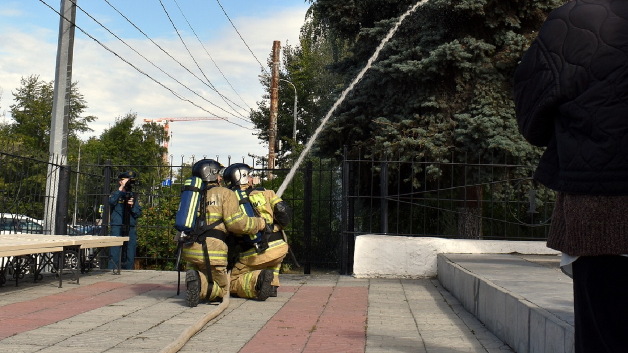 Применяли спецтехнику: в челябинской школе отработали действия при пожаре Применяли спецтехнику: в челябинской школе отработали действия при пожаре